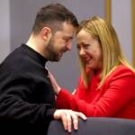 Ucraina, stretta di mano e abbraccio Meloni-Zelensky a Bruxelles
