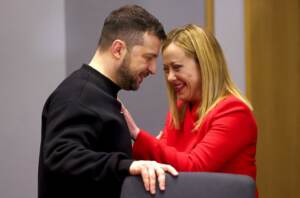 Ucraina, stretta di mano e abbraccio Meloni-Zelensky a Bruxelles