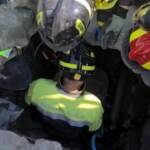 Terremoto Turchia, vigili del fuoco salvano ragazzo