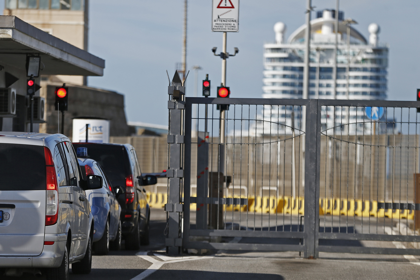 Civitavecchia, muore operaio schiacciato da container