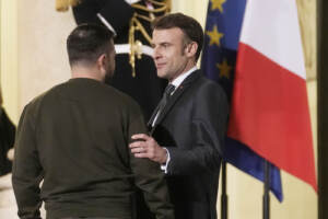 Ucraina, Macron accolglie Zelensky e Scholz all'Eliseo