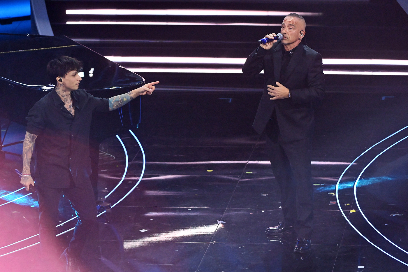 Sanremo, Eros dimentica parole canzone