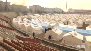 Turchia, tendopoli alla stadio di Kahramanmaras per gli sfollati