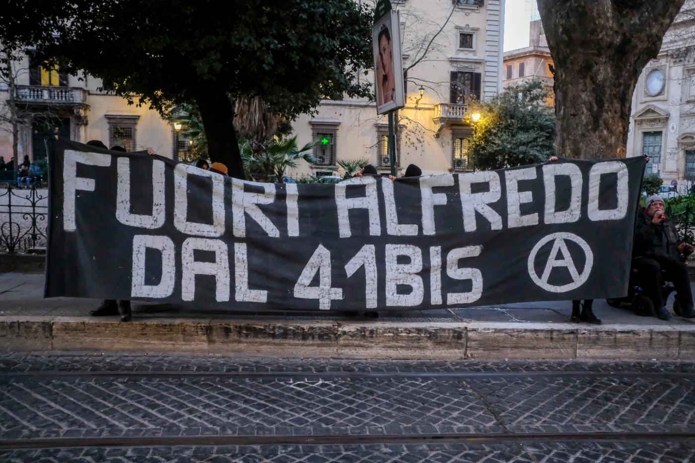 Cospito, scontri anarchici-polizia a Milano