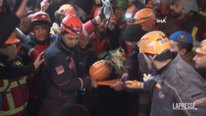 Terremoto Turchia, 16enne estratto vivo dalle macerie