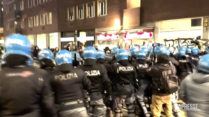 Cospito, a Milano scontri tra anarchici e polizia