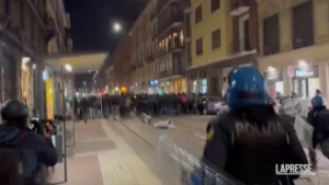 Cospito, manifestazione a Milano: guerriglia urbana