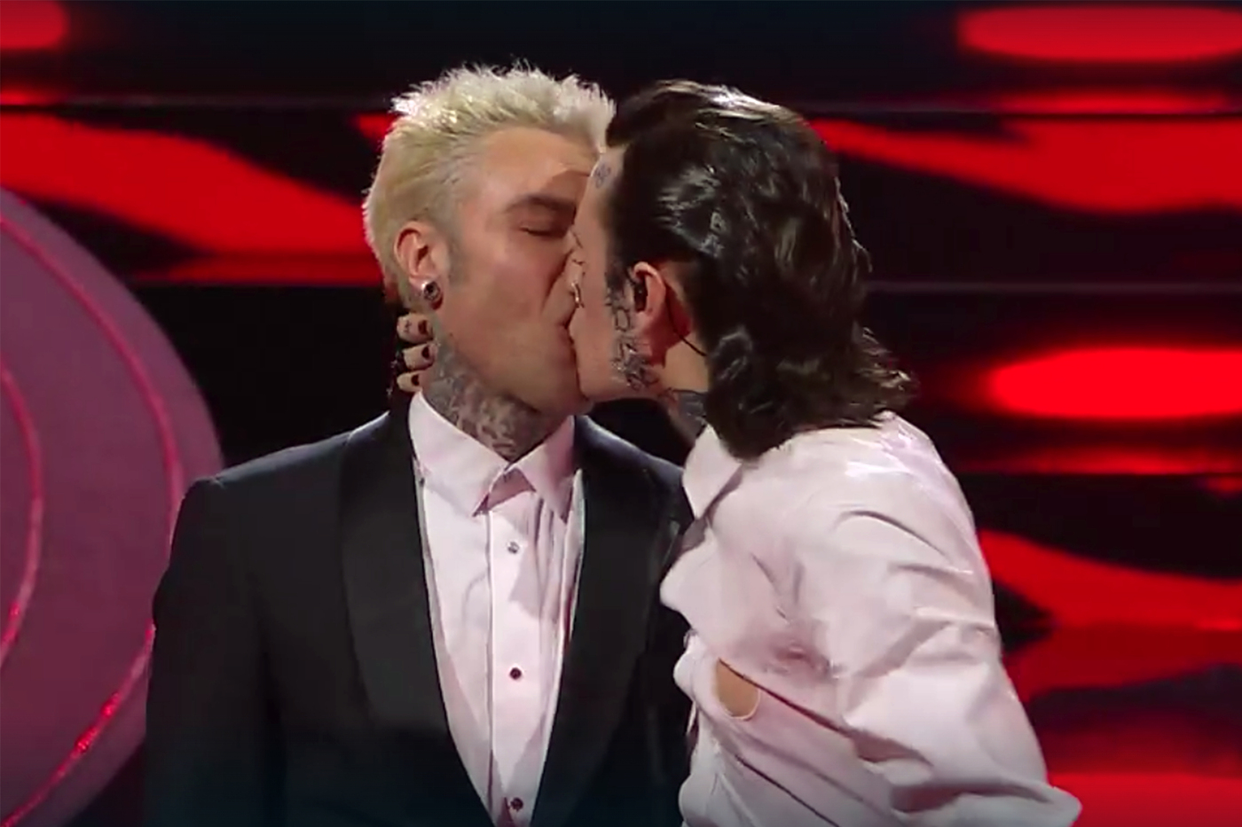 Sanremo, Rosa Chemical bacia Fedez sul palco