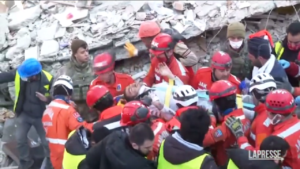 Turchia, uomo estratto vivo dalle macerie ad Antiochia
