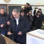 Lazio, Rocca al seggio riceve libro su Almirante