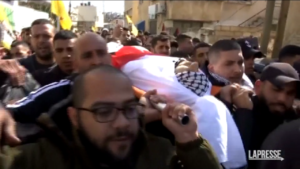 Cisgiordania, funerali del palestinese ucciso