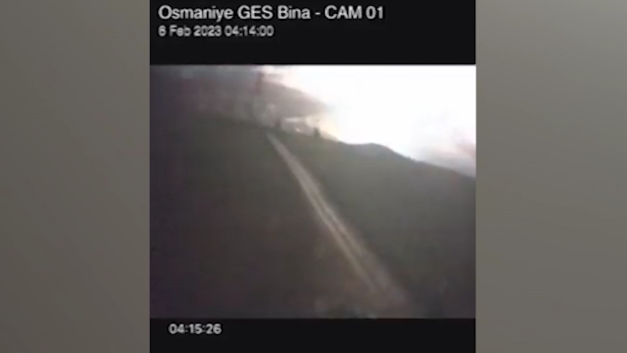 Turchia il momento della scossa di terremoto lampi in cielo lapresse