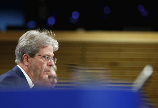 Bruxelles, il commissario EU per l'economia Paolo Gentiloni in conferenza nella sede dell'UE