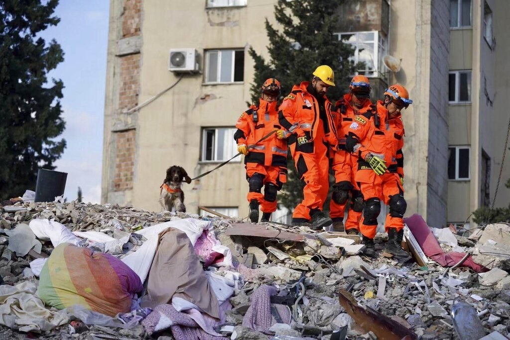 Turchia, donna salvata dopo 170 ore Turchia, donna salvata dopo 170 ore