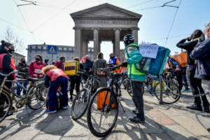 Milano, manifestazione riders del food delivery per il miglioramento delle condizioni lavorative