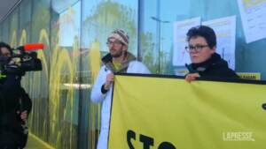 Milano, ambientalisti bloccano scalo voli privati Malpensa