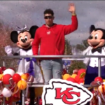 Super Bowl, l’mvp Mahomes festeggia a Disneyland