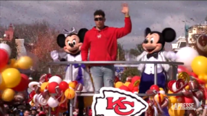 Super Bowl, l’mvp Mahomes festeggia a Disneyland