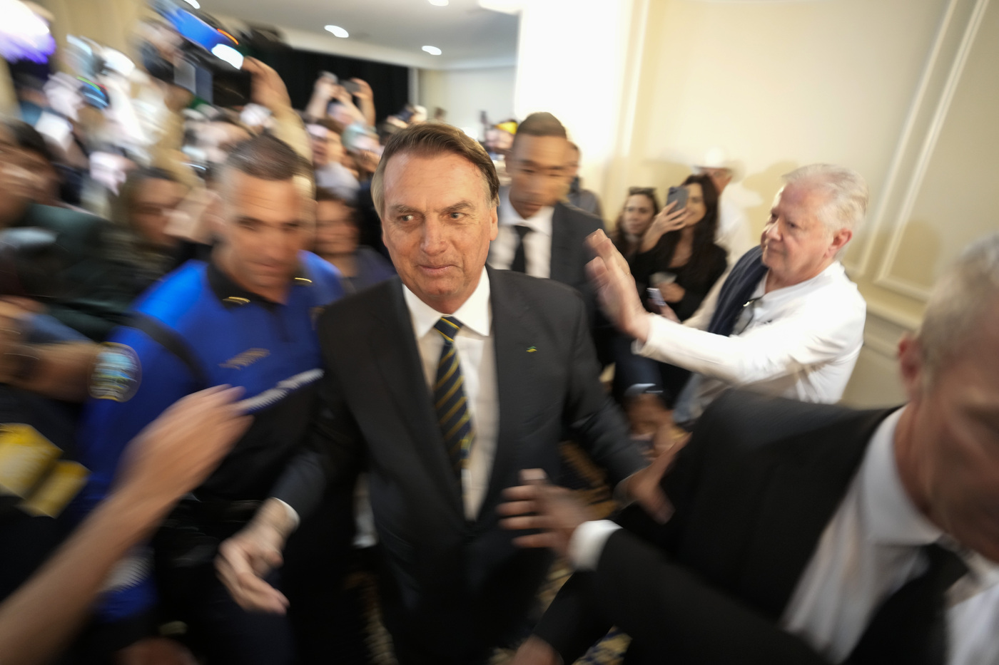 Brasile, Bolsonaro promette di tornare