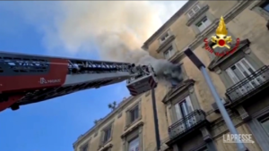 Napoli, incendio in appartamento: 3 evacuati