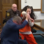 Usa, aggredisce suo avvocato in aula e viene bloccata a terra