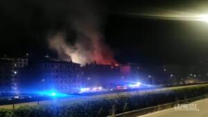Genova, incendio divora edificio: 80 persone evacuate