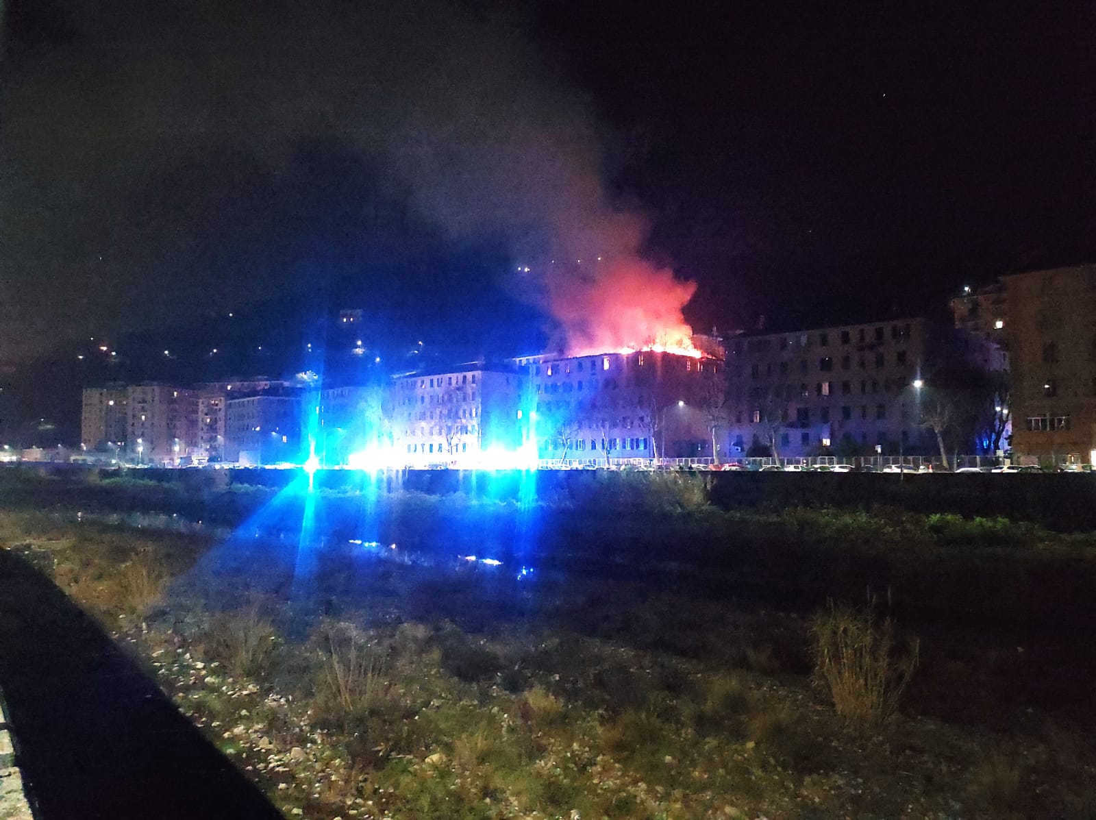 Genova, incendio in condominio: 80 evacuati