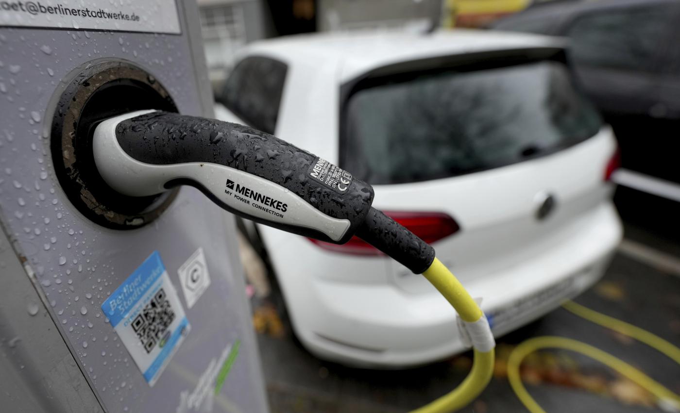 Auto elettriche, costi e rischi della transizione