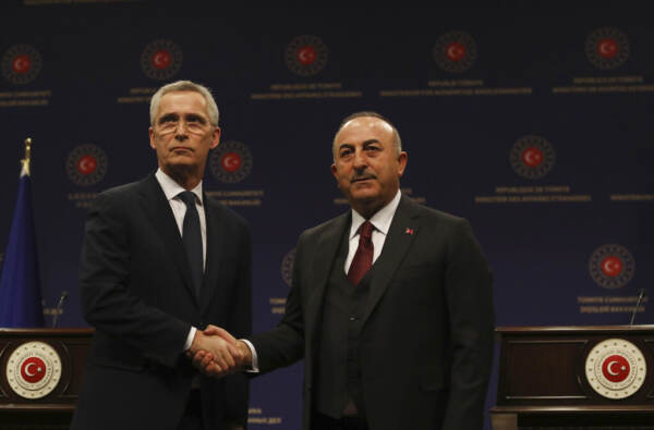 Nato, Stoltenberg in Turchia: “Ratificare ingresso Svezia e Finlandia”