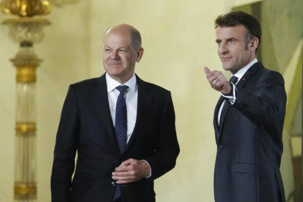 Ucraina, per Macron e Scholz non è ora del dialogo