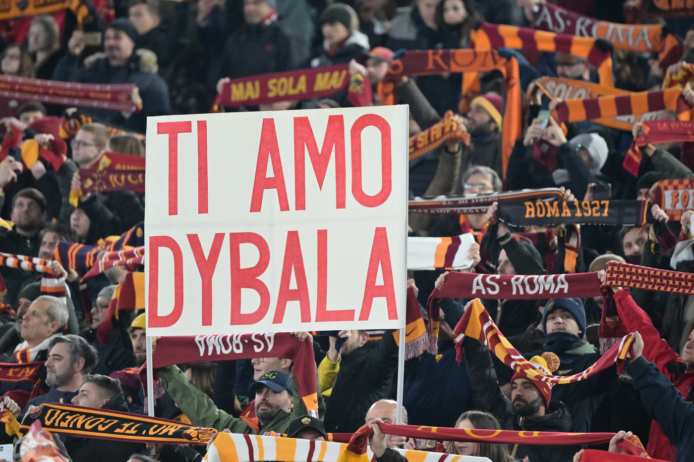 Salisburgo-Roma, tifoso romanista disabile caricato da polizia austriaca Salisburgo-Roma, tifoso romanista disabile caricato da polizia austriaca