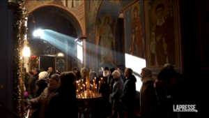 Ucraina, Kiev: i fedeli pregano nel monastero dorato di San Michele