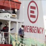 Migranti, operazioni di sbarco dalla nave di Emergency