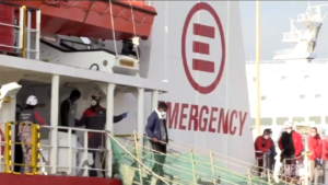 Migranti, operazioni di sbarco dalla nave di Emergency