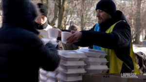 Ucraina, a Saltivka distribuiti pasti ai residenti