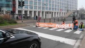 Milano, attivisti di Ultima Generazione bloccano il traffico