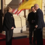 Ucraina, Biden a Kiev: stretta di mano con Zelensky