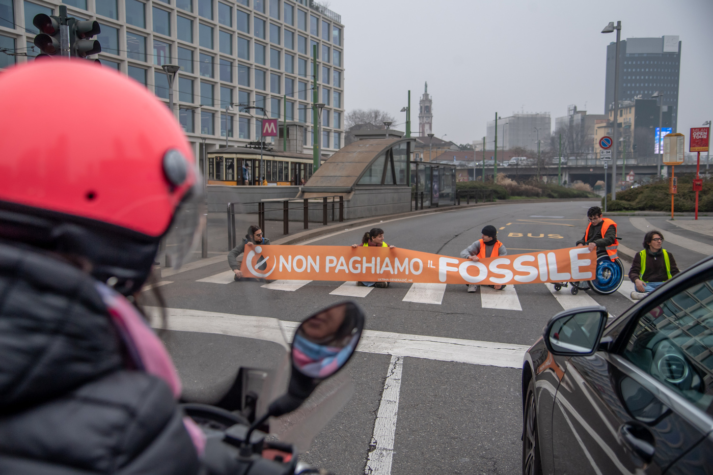 Milano, attivisti ‘Ultima generazione’ bloccano traffico