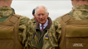 Gb, re Carlo visita le truppe ucraine in addestramento