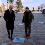 Ucraina, a Kiev targa dedicata a Biden