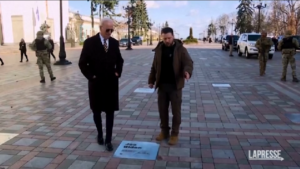 Ucraina, a Kiev targa dedicata a Biden