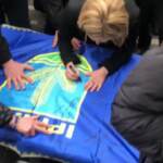 Ucraina, Meloni firma bandiera a Irpin: “Dalla vostra parte”