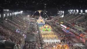 Brasile, in migliaia al Sambodromo di Rio per Carnevale