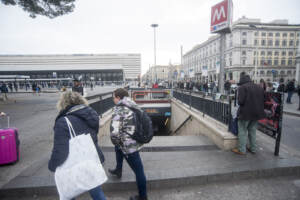 Roma, tentato suicidio: ferma metro A