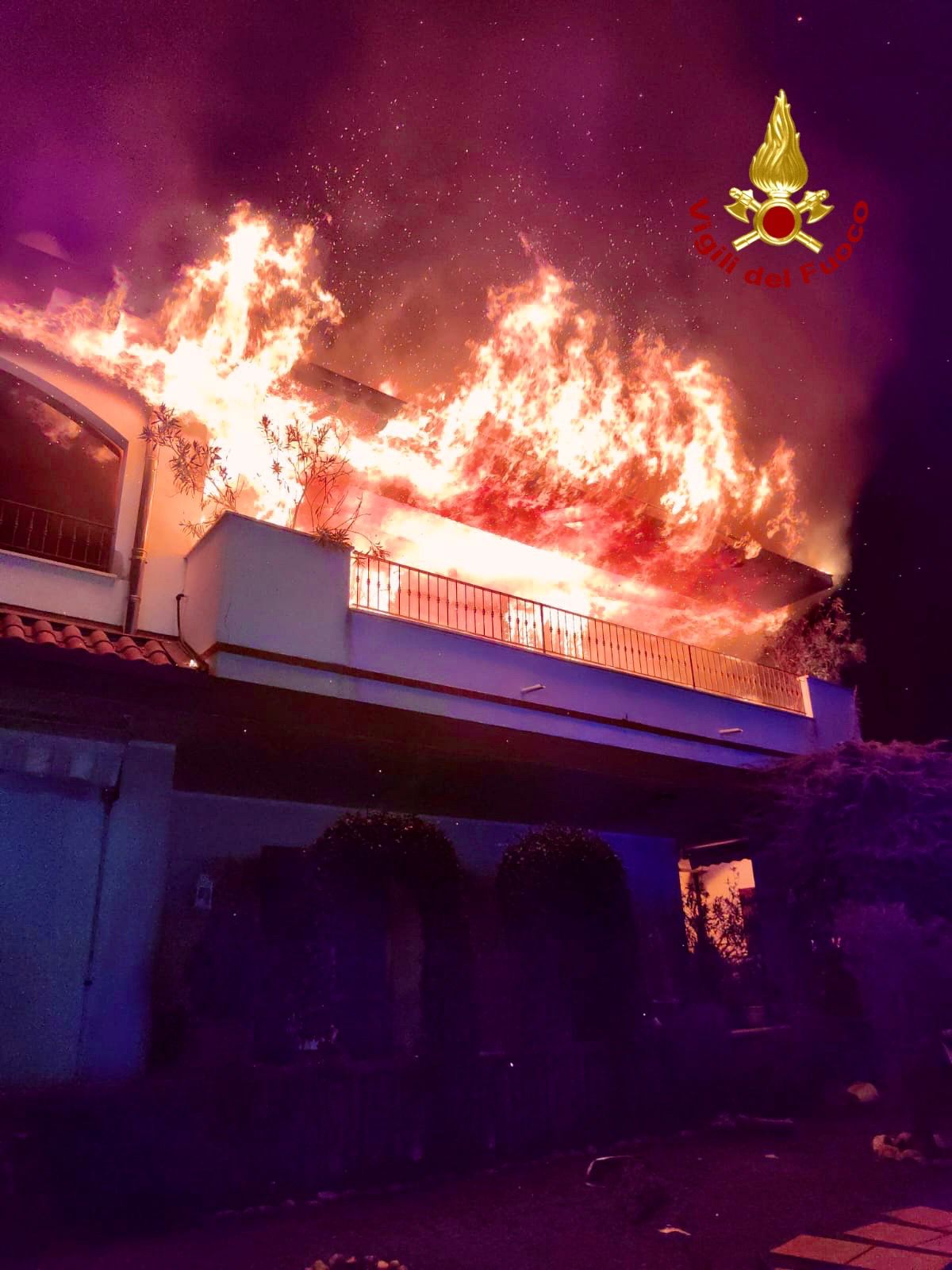 Milano, incendio in villetta: 5 evacuati Milano, incendio in villetta: 5 evacuati