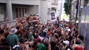 Brasile, a Rio continua il Carnevale: strade ancora stracolme