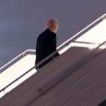 Usa, Biden inciampa su scaletta Air Force One