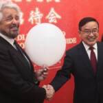 Italia-Cina, l’ironia di Grillo: regala ‘palloncino’ sonda ad ambasciatore Pechino