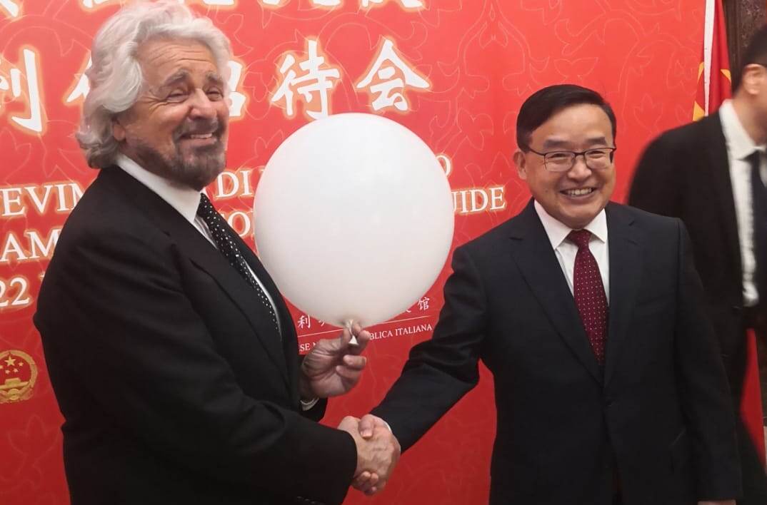 Italia-Cina, l’ironia di Grillo: regala ‘palloncino’ sonda ad ambasciatore Pechino