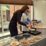 Kate Middleton fa le frittelle per carnevale in una casa di riposo